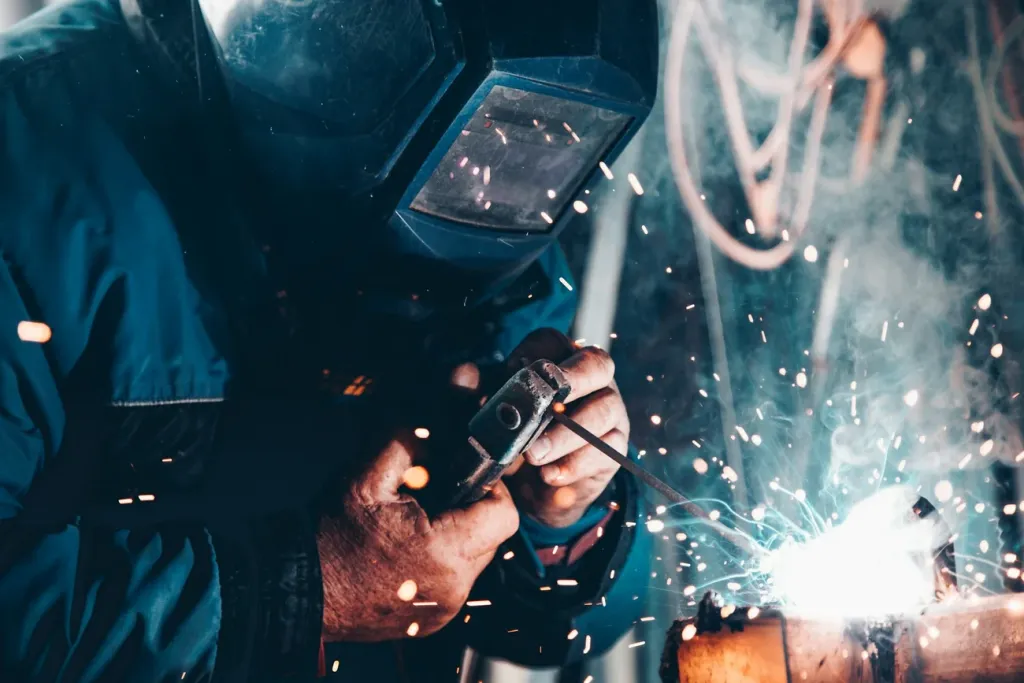 Jak przebiega montaż instalacji technologicznych dla przemysłu i kto może go wykonać (foto)